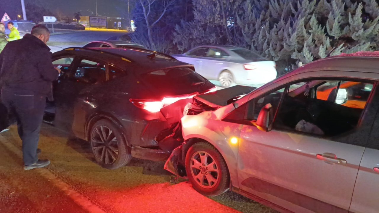 Gizli buzlanma kazayı beraberinde getirdi: 3 kişi yaralandı