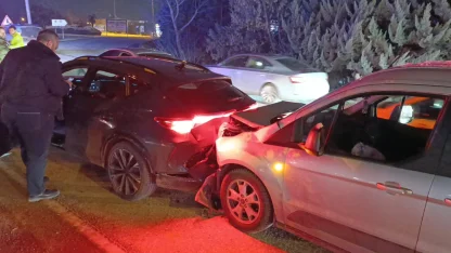 Gizli buzlanma kazayı beraberinde getirdi: 3 kişi yaralandı