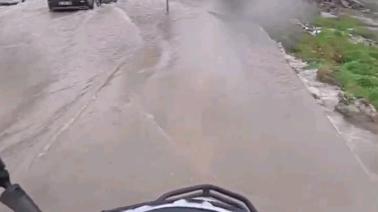 Göle dönen yollarda direksiyon başındaki motokurye yaşadıklarını kayda aldı