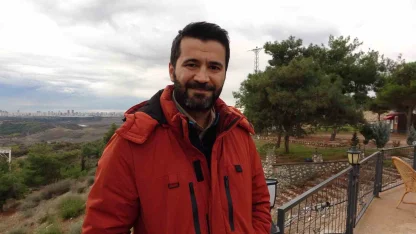 Gönülleri ısıtan davet: Yamaç paraşütçüsü işçilerin çay davetine kayıtsız kalmadı