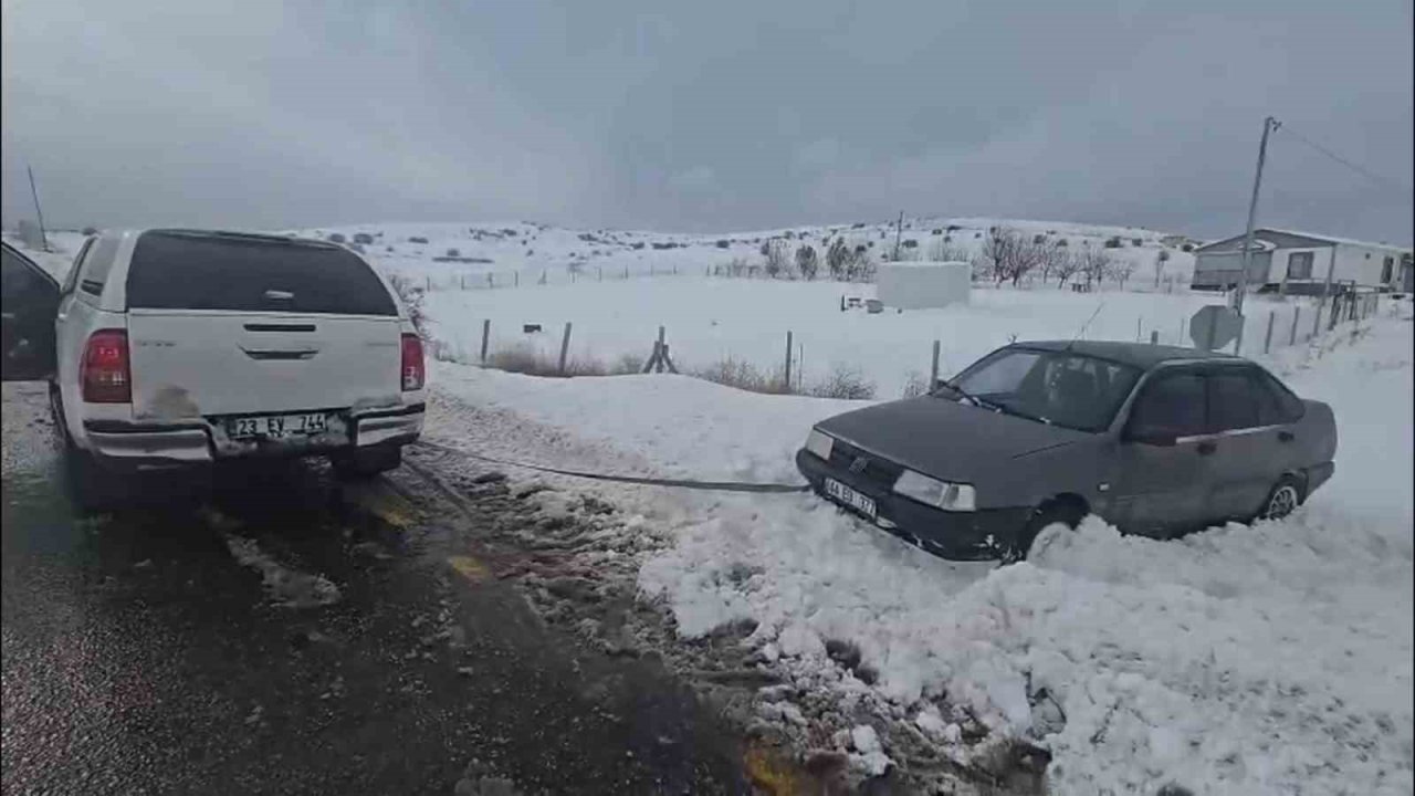 Göreve giden valilik koruma ekibi, yolda kalan vatandaşı kurtardı