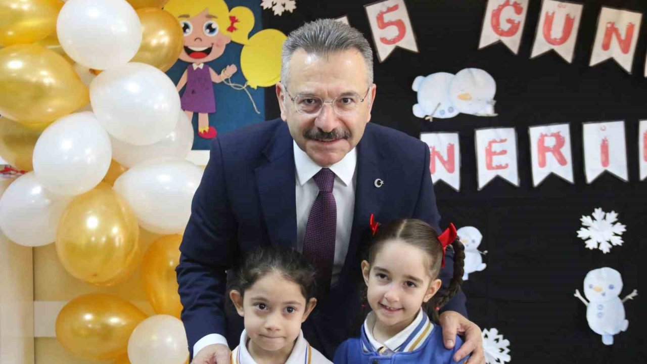 Görevi bugün sona eren Vali Aksoy’u "Bir çocuk sevdim" isimli şarkısıyla uğurladılar