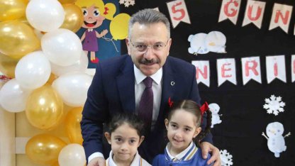 Görevi bugün sona eren Vali Aksoy’u "Bir çocuk sevdim" isimli şarkısıyla uğurladılar