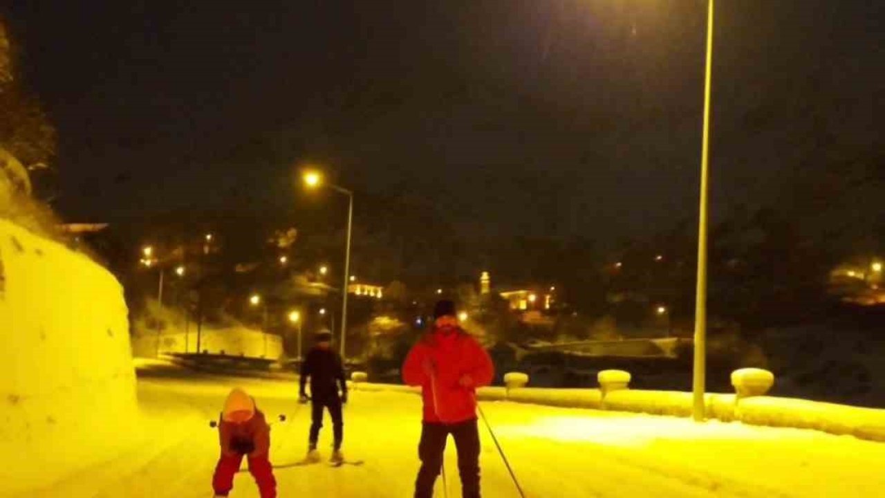 Gümüşhane’de kayakçılar kar yağışını fırsata çevirdi: Şehir merkezine kayarak indiler
