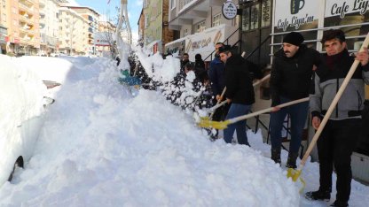 Güvenlik korucularından karla mücadeleye destek
