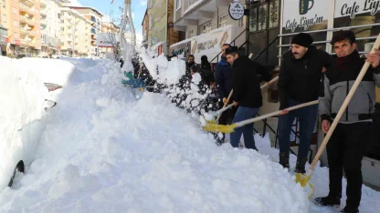 Güvenlik korucularından karla mücadeleye destek