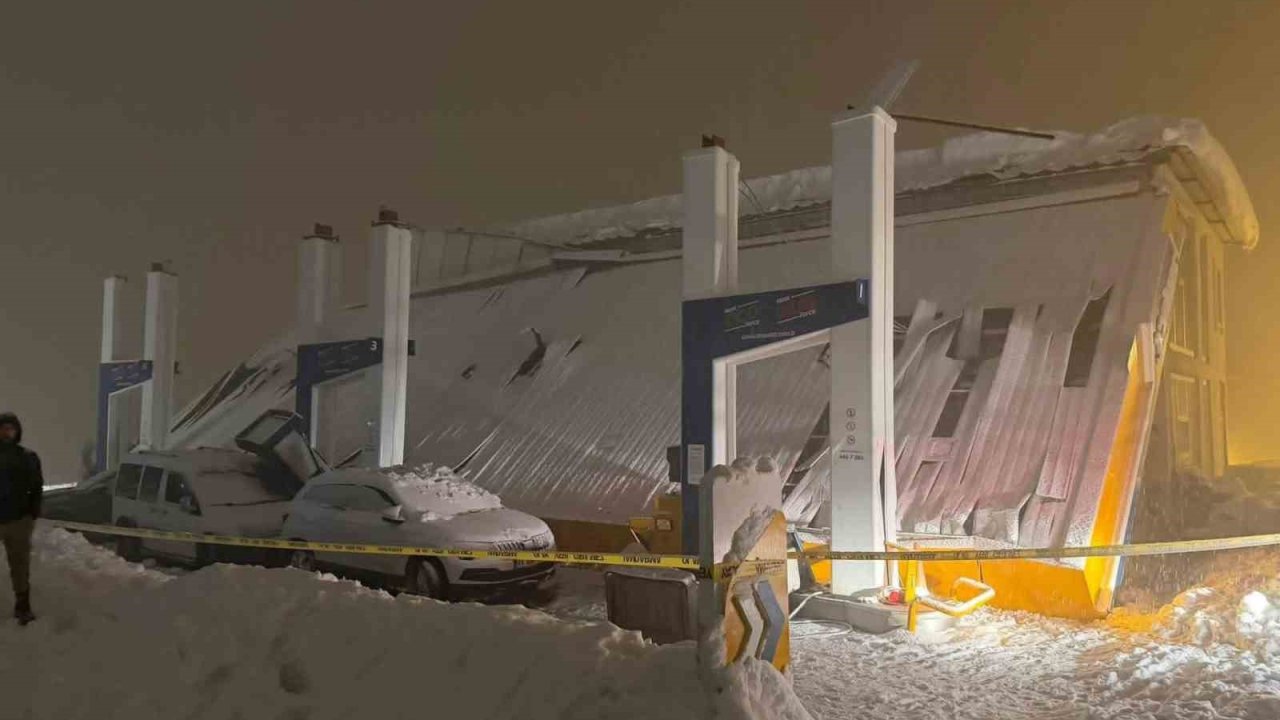 Hakkari’de akaryakıt istasyonunun çatısı çöktü: 8 kişi yaralandı