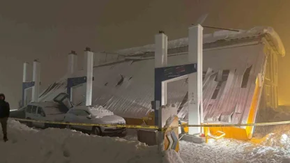 Hakkari’de akaryakıt istasyonunun çatısı çöktü: 8 kişi yaralandı