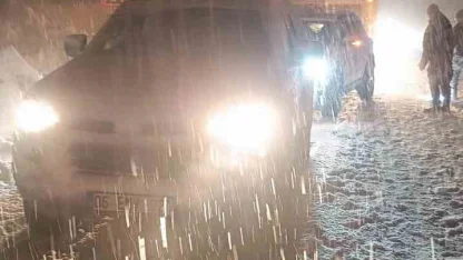 Hakkari’de çığ düştü: Çok sayıda araç yolda mahsur kaldı