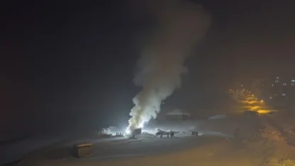 Hakkari’de itfaiye araçlarının çıkamadığı tandır evindeki yangına vatandaşlardan karla müdahale