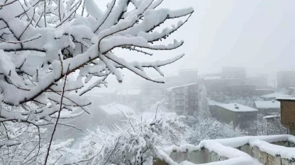 Hakkari’de kar afeti: Ekipler aralıksız çalışıyor