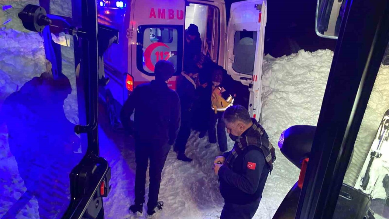 Hakkari’de karda mahsur kalan ambulansa belediye ekiplerinden destek