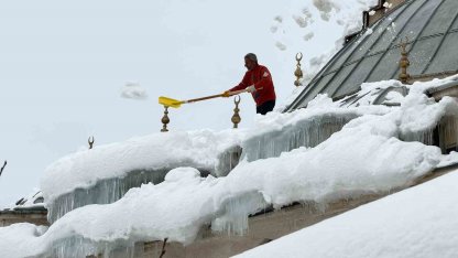 Hakkari’de tehlike saçan caminin çatısı kardan temizlendi