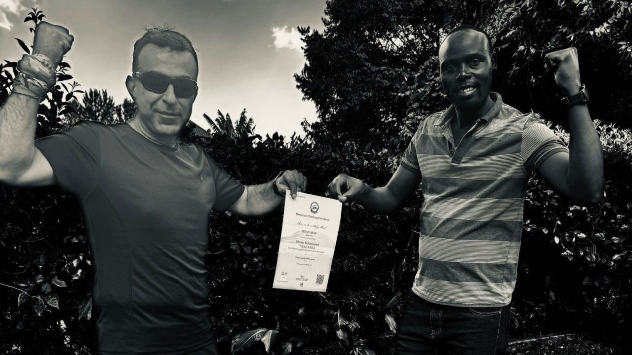 Hakkarili dağcı Kilimanjaro zirvesinde