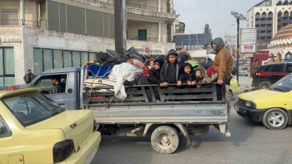 Halep’te siviller bombaların altında tahliye ediliyor
