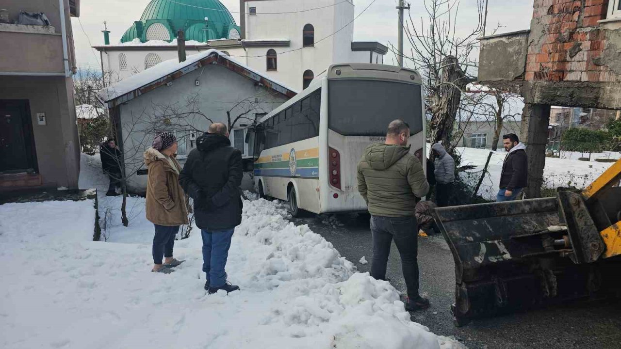 Halk otobüsü eve daldı; büyük bir faciadan dönüldü