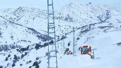 Hasta kadın köyde mahsur kaldı: 5 saatlik çalışmayla kapalı yol açıldı