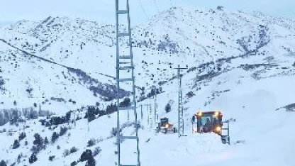 Hasta kadın köyde mahsur kaldı: 5 saatlik çalışmayla kapalı yol açıldı