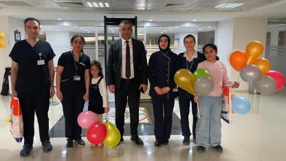 Hastanede yatan çocuklar, karne heyecanı yaşadı