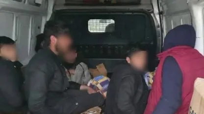 Hendek’te minibüs kasasındaki göçmenleri polis yakaladı