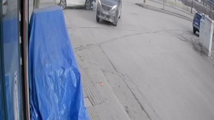 Hızını alamayan araç kavşakta başka bir araca çarptı