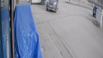 Hızını alamayan araç kavşakta başka bir araca çarptı