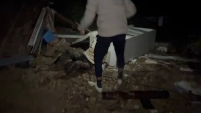 Hortumun savurduğu konteynerdeki yaralı adamın bulunduğu anların görüntüsü çıktı