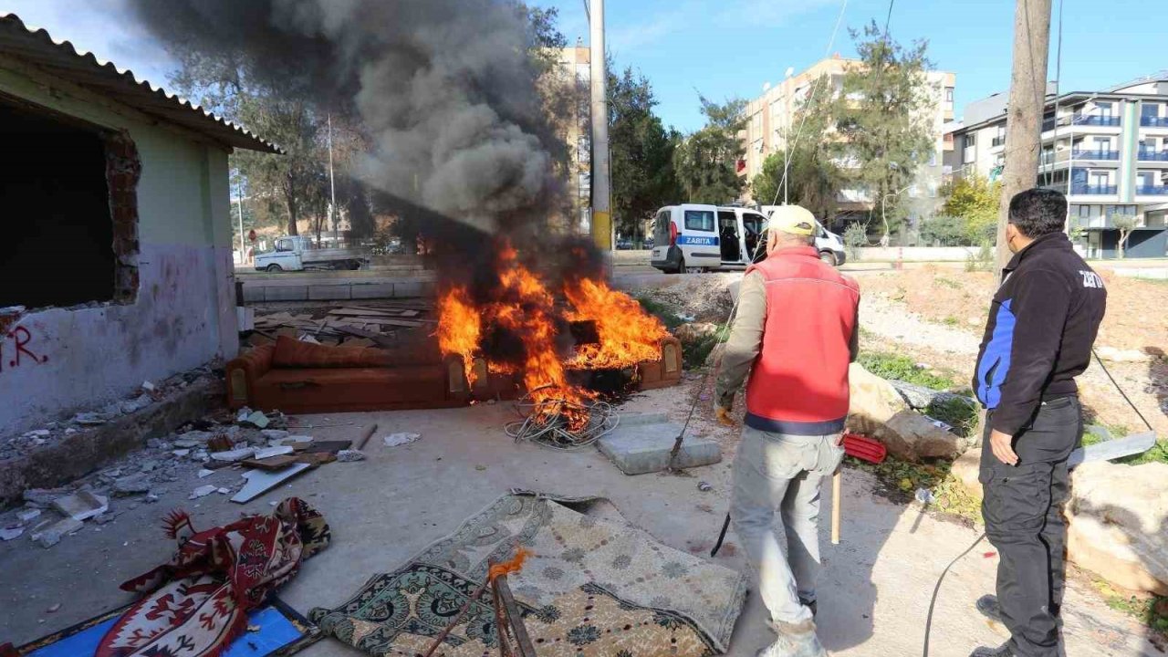 Hurdacının çevreyi kirletip ’Bu sefer bişeyler yapın’ talebine zabıtadan ’Vazifede merhamet yok’ cevabı