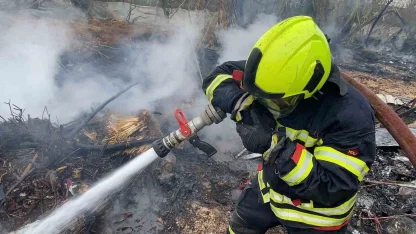Hurdalıkta çıkan yangın gökyüzünü kara dumanla kapladı