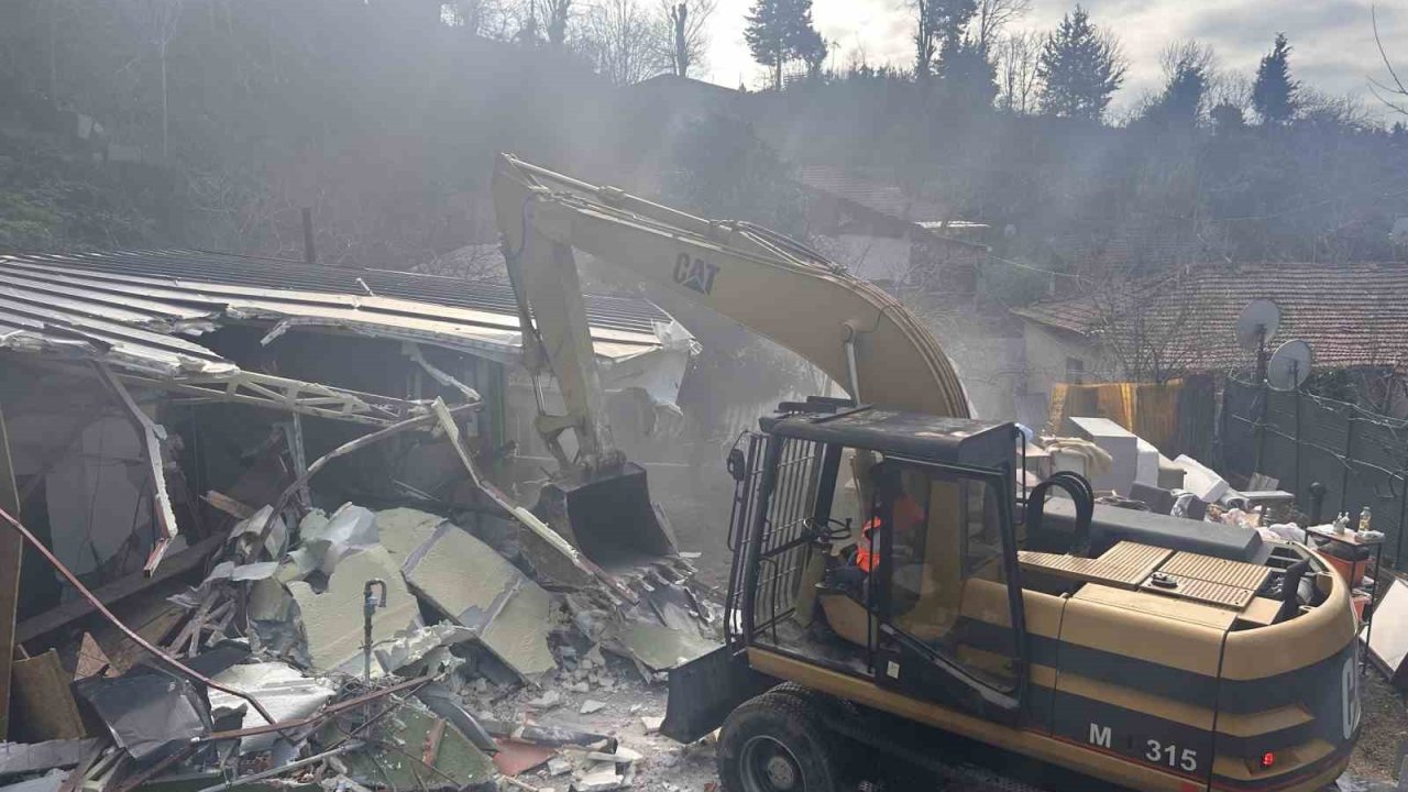 İBB Üsküdar’da yapı kayıt belgesi bulunan binayı yıktı, aile sokakta kaldı