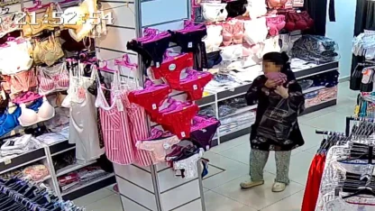 İç çamaşırı hırsızlığı kamerada: Gülerek girdiler, çalarak çıktılar