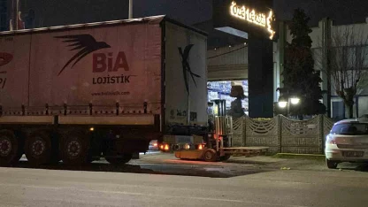 İnegöl OSB’de TIR’ın dorsesinden düşen işçi yaralandı