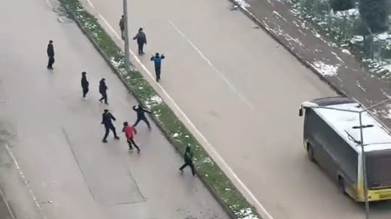 İnegöl’de kar topu gerginliği: Otobüs şoförü çocukları sopayla kovaladı