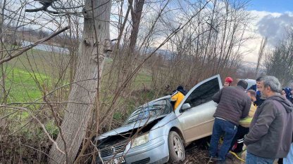 İnegöl’de kontrolden çıkan otomobil ağaca çarptı: 1 yaralı