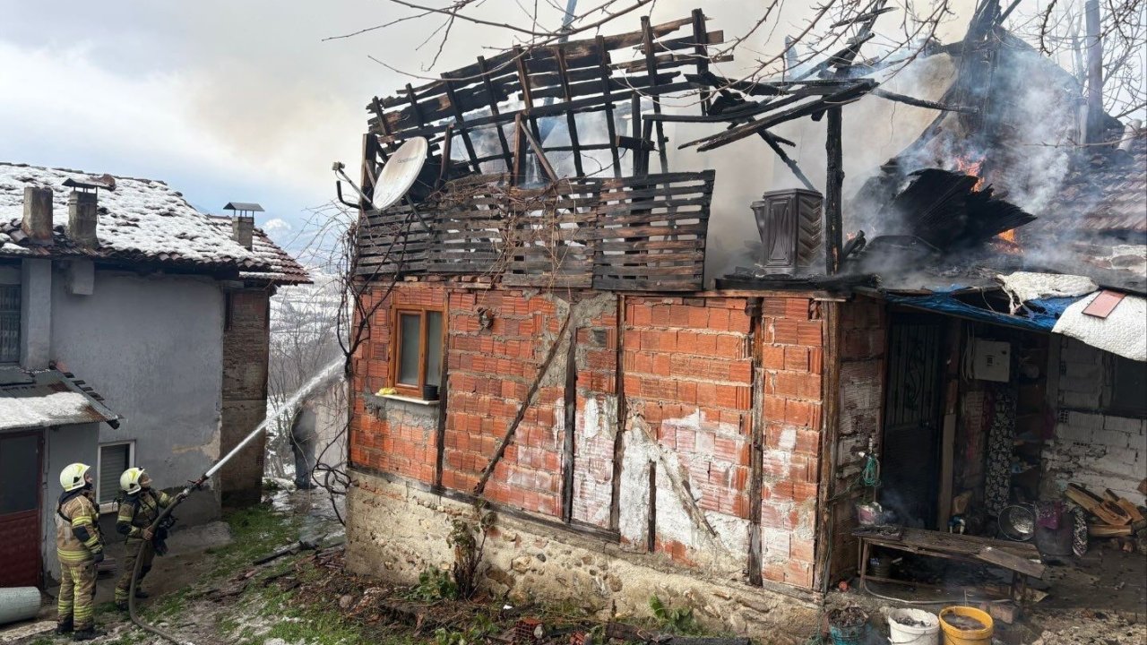 İnegöl’de korkutan yangın: tek katlı ev küle döndü