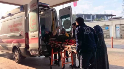 İnşaat demirlerinin altında kalan işçi yaralandı