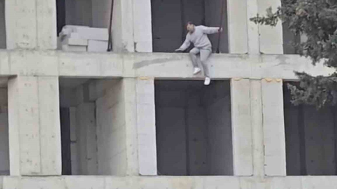 İnşaata çıkıp atlamak isteyen kişi ikna edildi