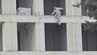 İnşaata çıkıp atlamak isteyen kişi ikna edildi