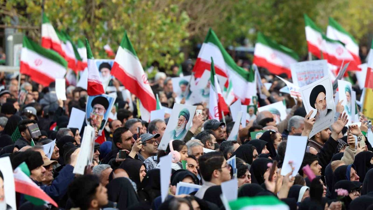 İran’da şiddet eylemlerinde ölen güvenlik güçleri ve sivilleri binlerce kişi uğurladı