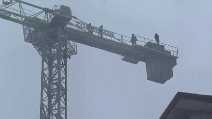 İşçilerden inşaat kule vincinde intihar girişimi