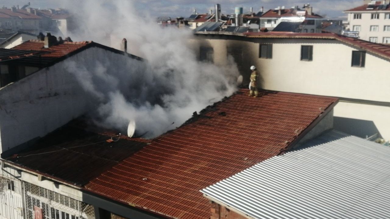 Isparta’da hurda işletmesinin çatısında yangın