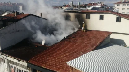 Isparta’da hurda işletmesinin çatısında yangın