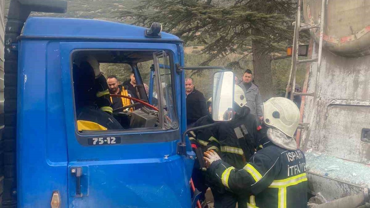 Isparta’da kamyonet ile mikser çarpıştı: 1 yaralı