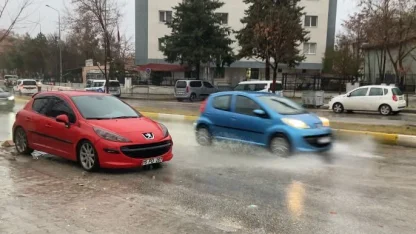 Isparta’da sağanak ve fırtına hayatı olumsuz etkiledi