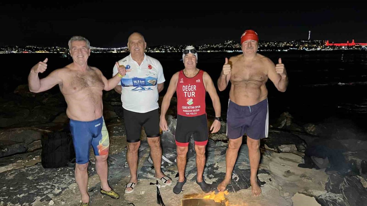 İstanbul Boğazı’nda buz gibi suda yüzerek 2026’yı karşıladılar