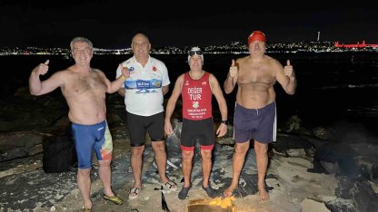 İstanbul Boğazı’nda buz gibi suda yüzerek 2026’yı karşıladılar