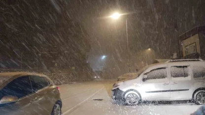 İstanbul yeni yıla karla girdi, yollar beyaza büründü