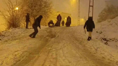 İstanbul’da kar sonrası sokaklar oyun alanına döndü