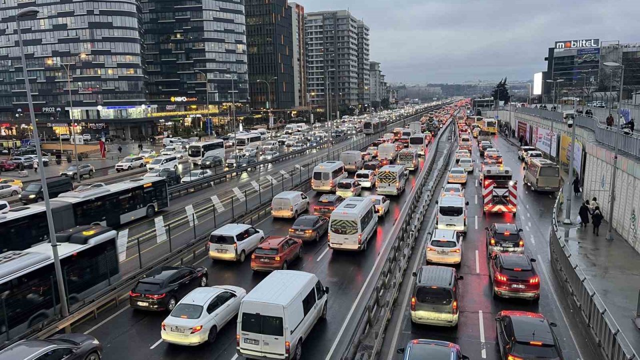 İstanbul’da trafik yoğunluğu yüzde 87’e ulaştı