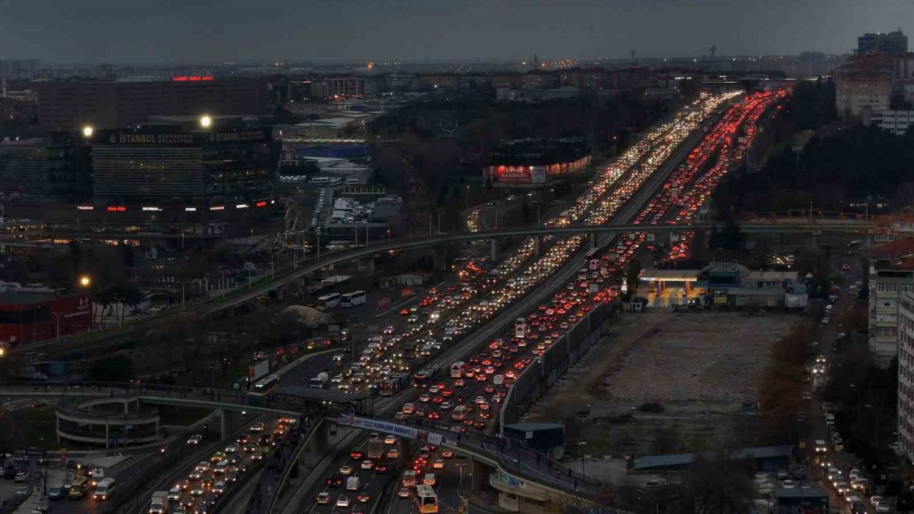 İstanbul’da yüzde 90’a varan trafik havadan görüntülendi